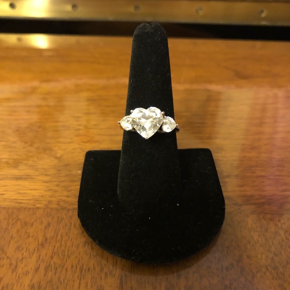Women’s size 8 silver ring with CZ stones - Picture 1 of 3